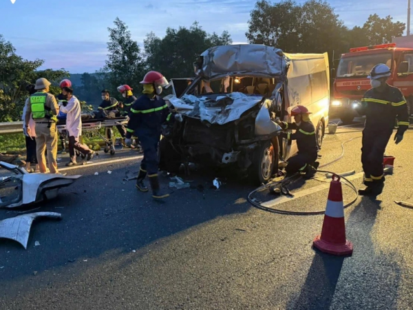 Khẩn trương làm rõ nguyên nhân và khắc phục hậu quả vụ tai nạn giao thông nghiêm trọng trên cao tốc Đà Nẵng - Quảng Ngãi